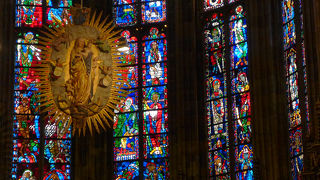 目を見張るステンドグラスの美しさ！