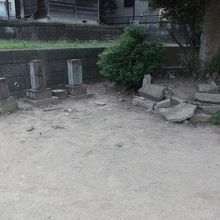 崩された石造物