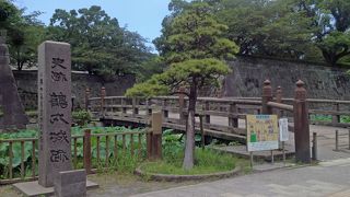 「鶴丸城跡」の記念碑前でしばし歴史を感じる