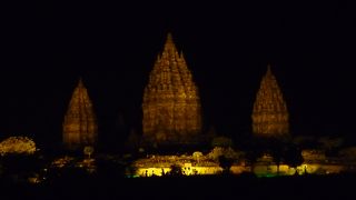 ライトアップされた遺跡を背景に見る雰囲気抜群のラーマーヤナ劇