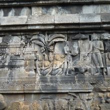 ストーリー性のあるレリーフをじっくりと楽しんで下さい。