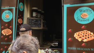 小便小僧とワッフルの通り