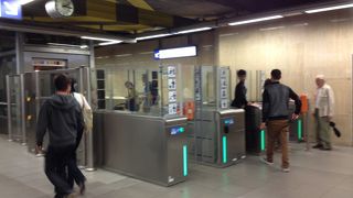 便利ですが、構内は暗い