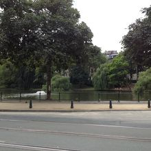 とあるバス停前の風景