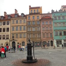 広場には井戸もあります。