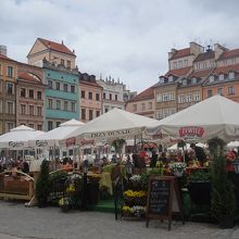 カフェレストランも並びます。