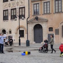 広場ではシャボン玉を飛ばしています。