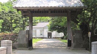 現存の門である切手門