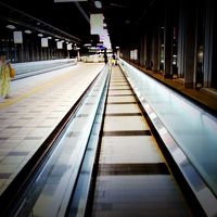 屋根付きの動く歩道