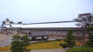 菱櫓など歴史的建造物が復元されています