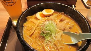 選ぶのに迷う（北海道の各種ラーメンが並び競う）