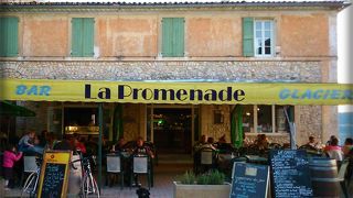 リュベロン地方の美しい景色を眺めながら食事ができるレストラン