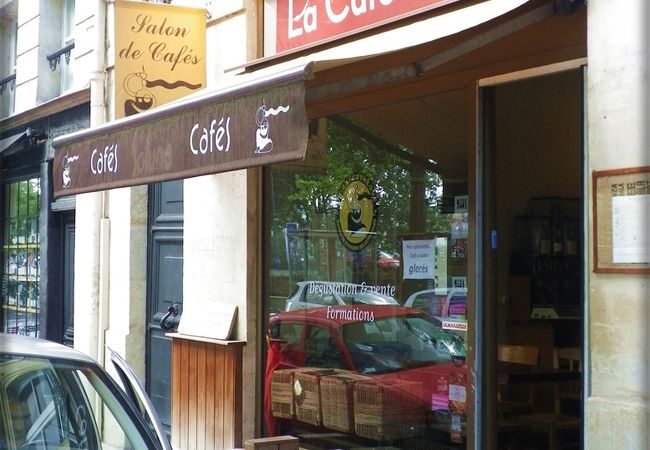 カフェ好きが集まるセーヌ川沿いのカフェ専門店
