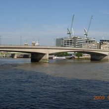 現在のロンドン橋、近代的なスマートな橋です