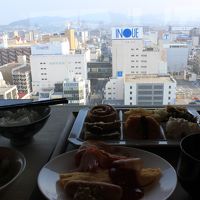 最上階レストランで朝食バイキング作りたてオムレツよいわぁ