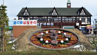 目立つチロル風の建物は可愛い