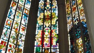 入口の彫刻とステンドグラスが美しい教会