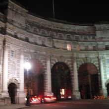 バッキンガム宮殿側のアーチの景観