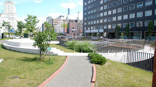 創成川の上に造られた円形の遊歩道