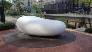 テレビ塔や創成橋をバックに写真を撮る