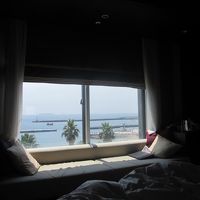 広い窓から見る熱海の海