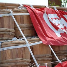 奉納する石を積めたたるを載せた御曵車