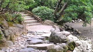 北陸道の難所、新潟県の親不知海岸だそうです