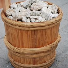 おろされた白石の樽