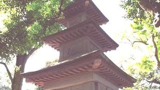 栄螺山の山頂に立つ石塔です