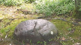 いぼの部分をこの石に当ててこすると、いぼがとれるといわれている