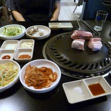 かたまりで焼き始めます。