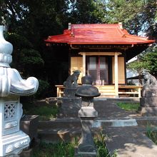 赤い屋根・修理後の社殿(木枠等が新しい)