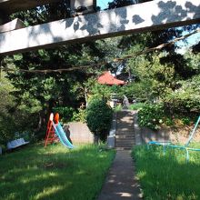 境内広場・子供遊具前は夏草の緑