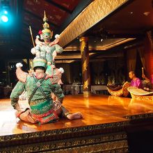 本格的な舞踊と音楽を楽しみながら