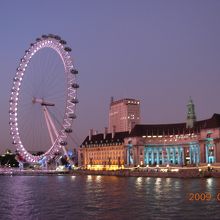 フレームに収まらないほど大きな観覧車です。