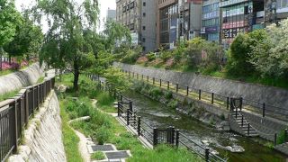 寝屋川市駅前の「せせらぎ親水公園」