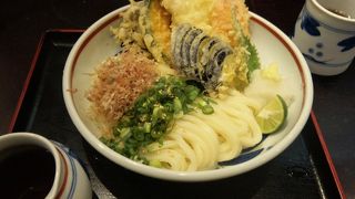 駅構内のうどん店