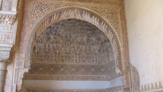 天井の満天の星のようなアラベスク模様