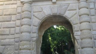 帰りはグラナダ門を通ってヌエバ広場まで歩きました。