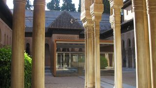 ライオンを台座とした噴水