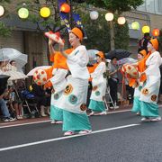 「ヤッショ、マカショ！！」の掛け声で、花笠を手にした大勢の踊り手が、七日町通りを踊り歩きます