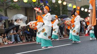 「ヤッショ、マカショ！！」の掛け声で、花笠を手にした大勢の踊り手が、七日町通りを踊り歩きます