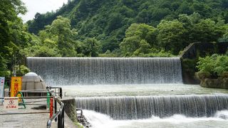 滝の流れ落ちる勢いは意外に迫力があって、ダイナミック