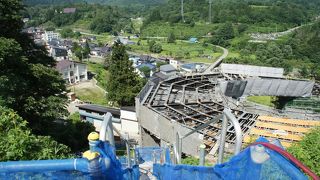 肘折カルデラと呼ばれる窪地にある温泉街は、外部から隔絶した別天地のような景色
