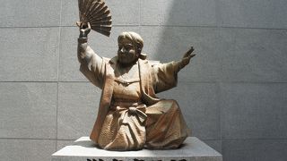 オッペケペイで有名な川上音二郎の銅像