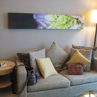 リビングル−ム、手前には４人用のダイニングテ−ブルがあります