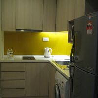 キッチン、電子レンジ、洗濯機付き。外食が飽きたらお部屋でお料