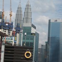 プ−ルからツインタワ−が見えます・