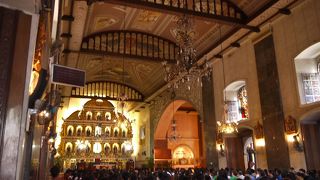 ミサの時間は大混雑