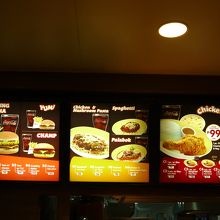 周囲の家族連れは皆パスタにチキンのセットを食べていました